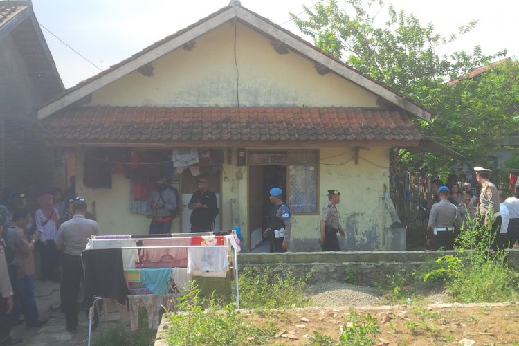Densus 88 dan Polda Jawa Barat menggeledah rumah kontrakan tempat tinggal  salah satu terduga pelaku bom Kampung Melayu berinisial AK alias Abu Daffa di ‎ ‎Desa Parunghalang  RT 10 RW  01, ‎Kelurahan Andir, Kecamatan Baleendah, Kabupaten Bandung, Jawa Barat, Jumat (26/5/2017).