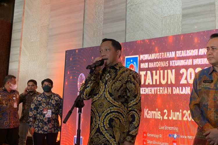 Menteri Dalam Negeri (Mendagri) Tito Karnavian memberikan keterangan pers usai membuka Rapat Koordinasi Nasional Keuangan Daerah Tahun 2022 di Jakarta, Kamis (2/6/2022).