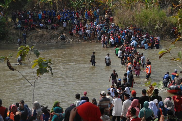 Ribuan warga Desa Karanglangu, Kecamatan Kedungjati, Kabupaten Grobogan, Jawa Tengah menyeberangi sungai tuntang setempat menuju Desa Ngombak, Kecamatan Kedungjati, Grobogan dalam tradisi Asrah Batin, Minggu (29/7/2018). Dalam kegiatan itu, perwakilan warga Desa Ngombak membantu dan menyambut kedatangan warga Desa Karanglangu.