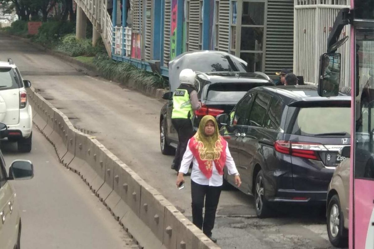 Mobil mewah mogok di busway di Jalan Jenderal Sudirman, Senin (9/4/2018) pagi.