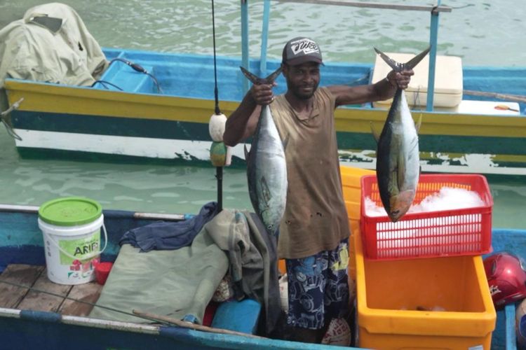 Nelayan di Kampung Samber Binyeri yang menunjukan hasil tangkapannya