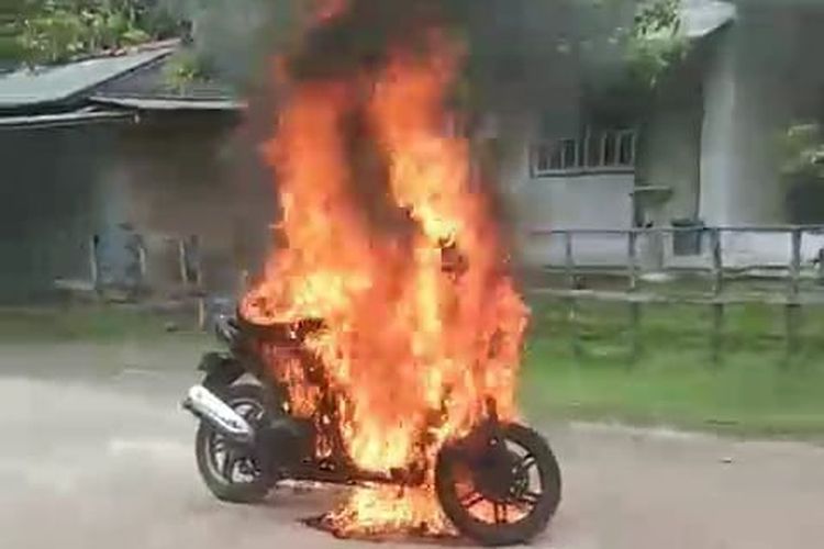 Tangkapan foto dari video motor Ahmad Nurdin (50) yang dibakar oleh pelaku
