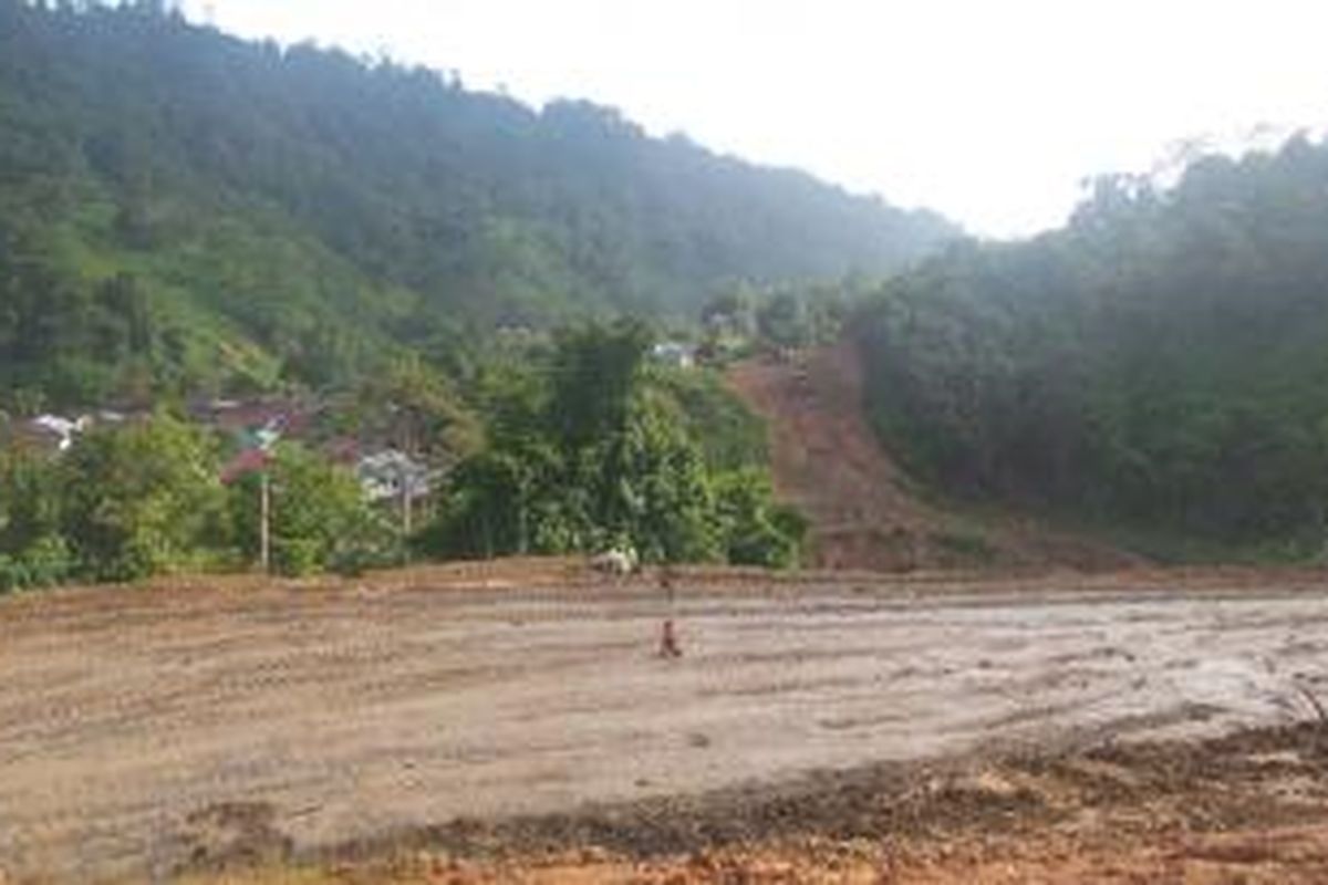 Gambaran kondisi terkini pembangunan jalan darat Mensalong-Tou Lumbis. Jalan itu termasuk penghubung Kalimantan Utara (Kaltara) dengan perbatasan Sabah, Malaysia. Foto diambil Rabu (28/10/2015).
