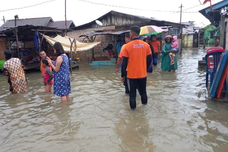 Kondisi banjir rob di Bangka Belitung yang diperparah guyuran hujan lebat.