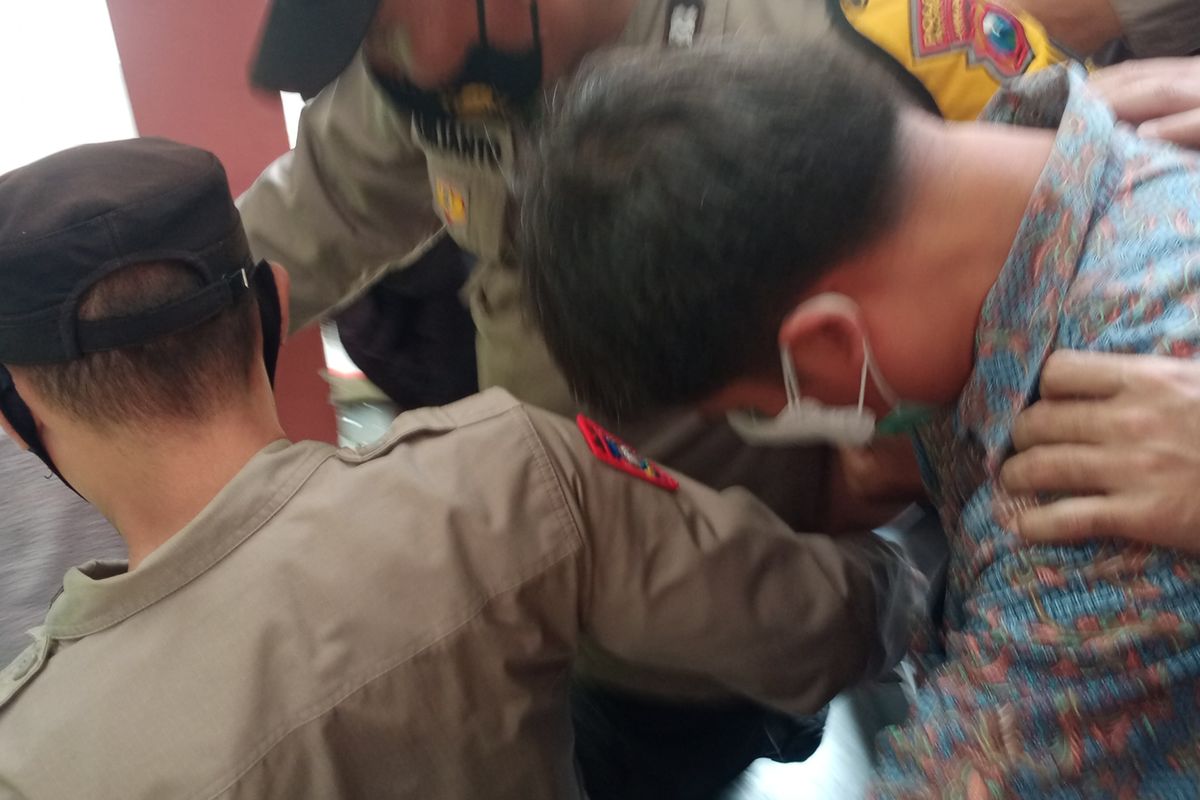 Terdakwa JEP hanya bisa menunduk usai keluar menjalani sidang perkara dugaan kekerasan seksual dan fisik di ruang sidang Cakra, Pengadilan Negeri Malang Kelas 1 A pada Rabu (16/2/2022).