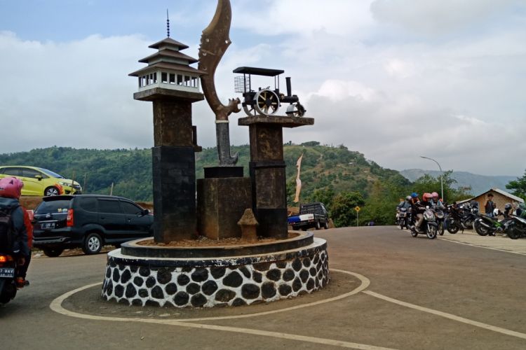 Tugu kujang yang menandakan memasuki area Geopark Ciletuh, Kecamatan Ciemas, Sukabumi, Jawa Barat.