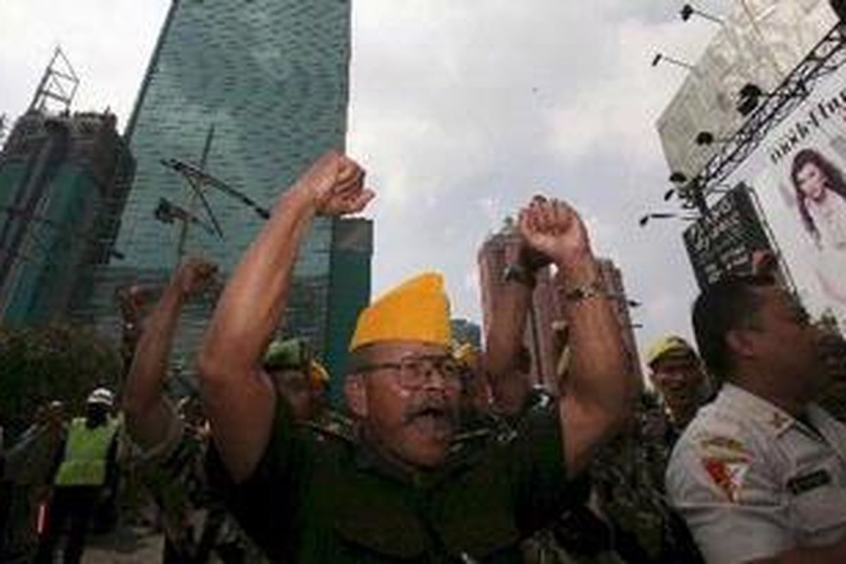 Sejumlah anggota Legiun Veteran Republik Indonesia (LVRI) berunjuk rasa di depan gedung Legiun Veteran Indonesia atau Plaza Semanggi, saat petugas Dinas Perhubungan berencana memasang kembali Moveable Concrete Barrier atau separator di depan gedung tersebut, Jakarta, Rabu (1/6/2011). Pemasangan kembali separator gagal dilaksanakan, setelah sebelumnya aksi buka-tutup separator terjadi antara kedua belah pihak.