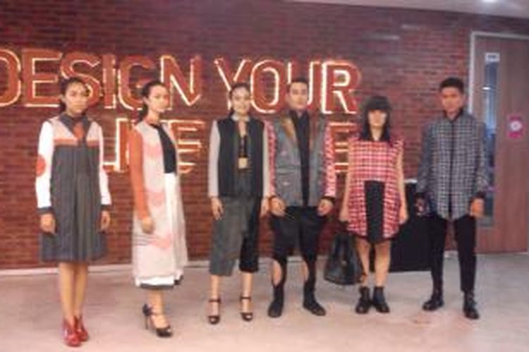 Mahasiswa jurusan Fashion Design dari Binus Northumbria School of Design (BNSD) memamerkan rancangan busana mereka pada 