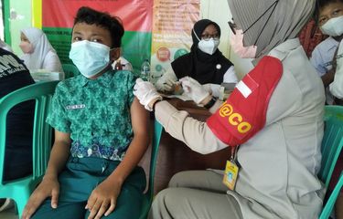 Salah satu pelajar SD mengikuti vaksiansi Covid-19 di Kantor Kelurahan Begadung, Nganjuk, Rabu (15/12/2021).
