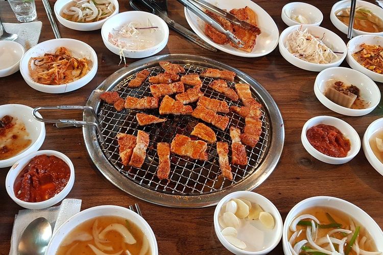 Ilustrasi BBQ ala Korea lengkap dengan banchan atau lauk kecil. 