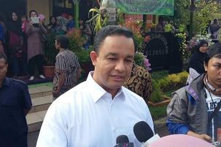 Menteri Pendidikan dan Kebudayaan Anies Baswedan, saat mengunjungi SD Negeri 01 Lebak Bulus, Jakarta Selatan, Senin (27/7/2015).