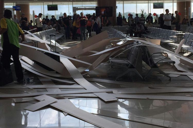 Plafon di ruang tunggu terminal keberangkatan Bandara Internasional Supadio yang ambruk terlihat berserakan (26/3/2017) 