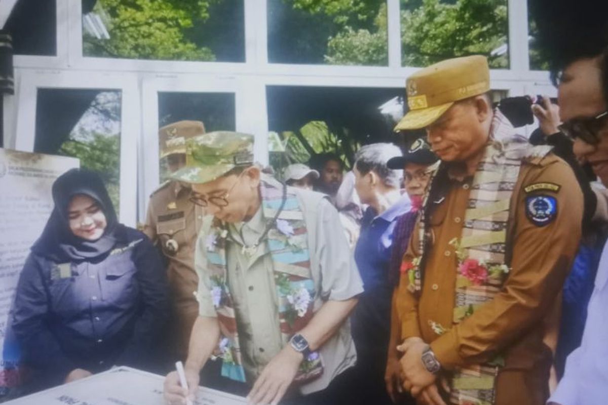 Menteri Kebudayaan Fadli Zon didampingi Pj Gubernur Sulsel Fadjry Djufry meresmikan Leang- Leang Archaeological Park di Kabupaten Maros, Sulsel, Selasa,(14/1/2025). 