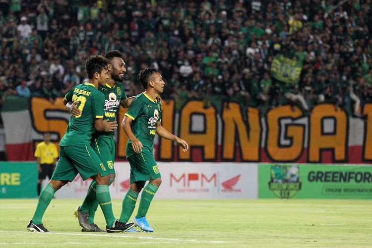 Patrich Wanggai (tengah) mencetak gol pertama untuk Persebaya Surabaya dalam pertandingan Forever Game ujicoba melawan Persis Solo yang berakhir dengen skor 4-0 di Stadion Gelora Bung Tomo Surabaya, Jawa Timur, Sabtu (11/01/2020) malam.