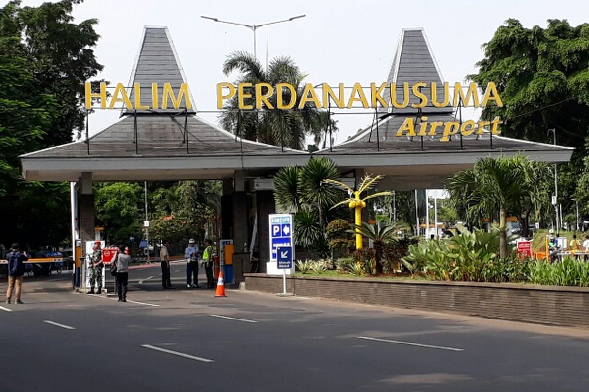 Jelang kedatangan Raja Arab Saudi Salman bin Abdulaziz Al Saud, suasana di depan Bandara Halim Perdana Kusuma, di Makasar, Jakarta Timur mulai terlihat penjagaan ketat. Rabu (1/3/2017)