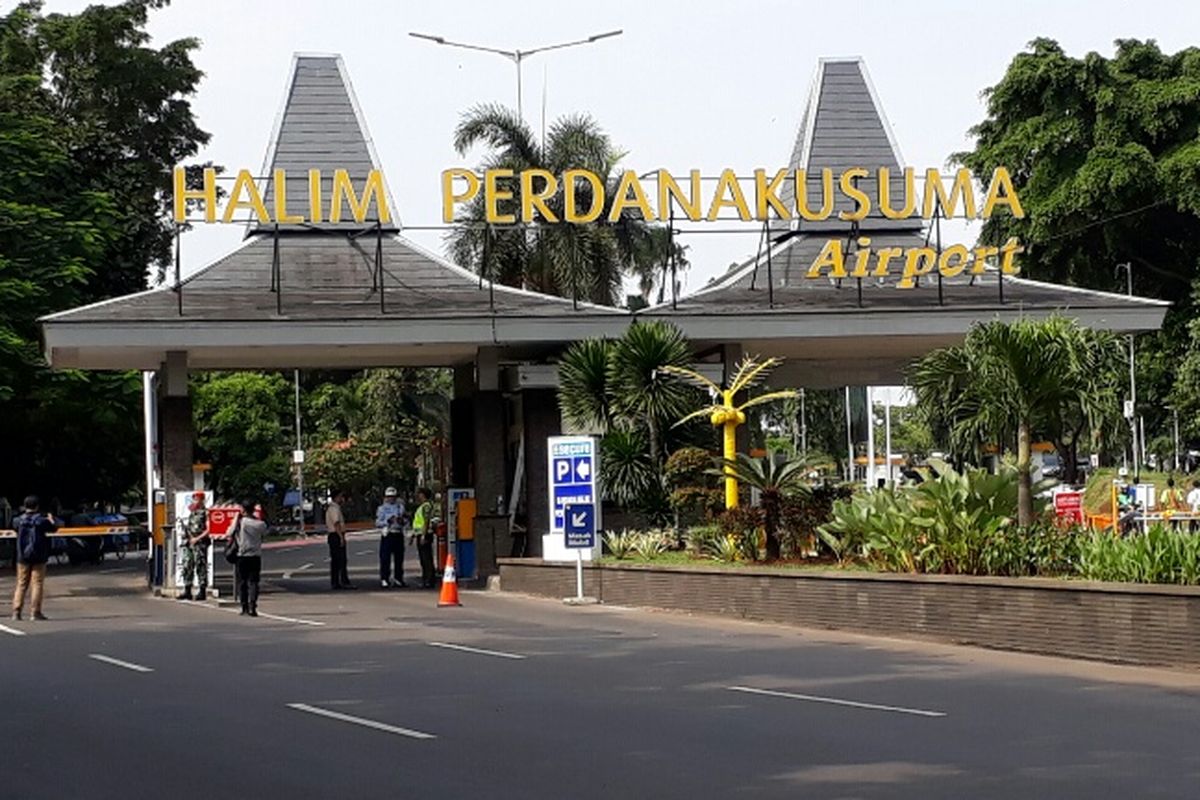 Jelang kedatangan Raja Arab Saudi Salman bin Abdulaziz Al Saud, suasana di depan Bandara Halim Perdana Kusuma, di Makasar, Jakarta Timur mulai terlihat penjagaan ketat. Rabu (1/3/2017)