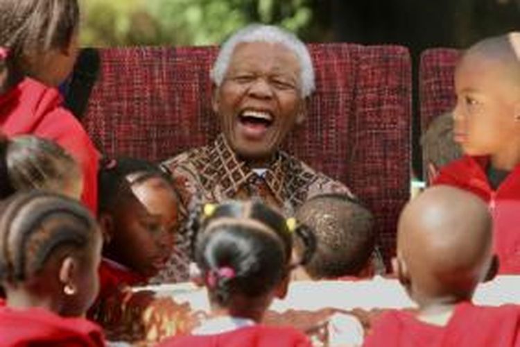 Dalam foto bertanggal 24 Juli 2007, mantan Presiden Afrika Selatan Nelson Mandela, tertawa saat merayakan ulang tahun bersama anak-anak di Nelson Mandela Children's Fund di Johannesburg.