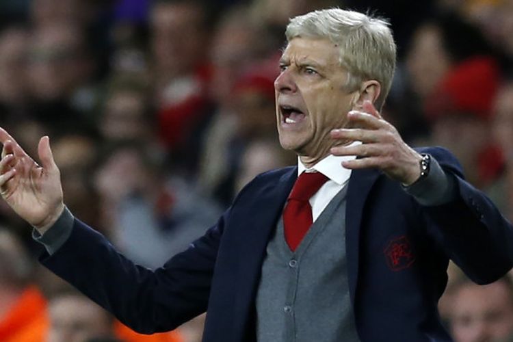 Ekspresi pelatih Arsenal, Arsene Wenger, pada laga leg pertama semifinal Liga Europa melawan Atletico Madrid di Stadion Emirates, Kamis (26/4/2018) waktu setempat atau Jumat dini hari WIB.
