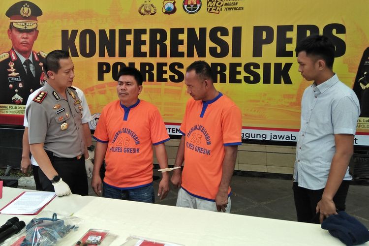 Kapolres Gresik AKBP Kusworo Wibowo saat berbincang dengan kedua pelaku yang diamankan, sebelum sesi rilis pengungkapan kasus di halaman Polres Gresik, Kamis (9/1/2020).