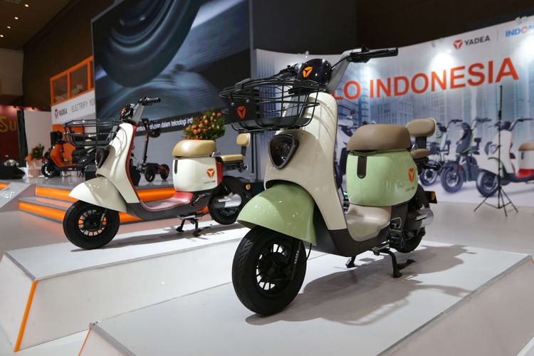 Motor listrik parikan China, Yadea resmi meluncur di Indonesia International Motor Show (IIMS) 2023 di JIExpo, Kemayoran, Jakarta Pusat, Minggu (19/2/2023). Yadea klaim berhasil menjual ratusan unit motor  dan sepeda listrik di ajang IIMS 2023.