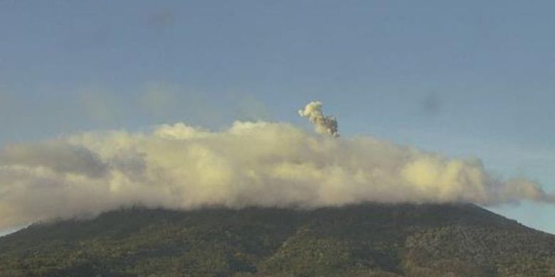 Foto : Gunung Api Ile Lewotolok, di Kabupaten Lembata, NTT, kembali mengeluarkan erupsi pada, Selasa (5/10/2021).