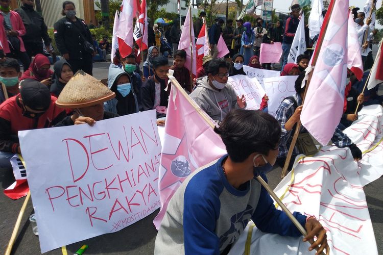 Mahasiswa dari berbagai perguruan tinggi menggelar aksi demonstrasi menolak pengesahan UU Omnibus Law, di depan Gedung DPRD Jombang, Jawa Timur, Jumat (9/10/2020) pagi.