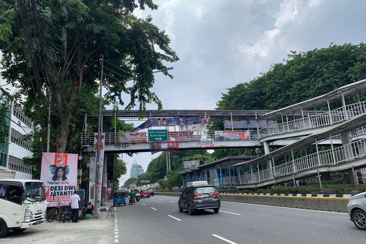Jelang pelaksanaan Pemilu 2024, alat peraga kampanye (APK) mulai gencar dipasang. Salah satunya seperti yang terlihat di sepanjang Jalan Gunung Sahari Raya menuju ke Jalan Kramat Raya, Jakarta Pusat, Kamis (11/1/2024). 