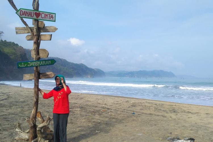 Pantai Sine di Kalidawir, Kabupaten Tulungagung, Jawa Timur.