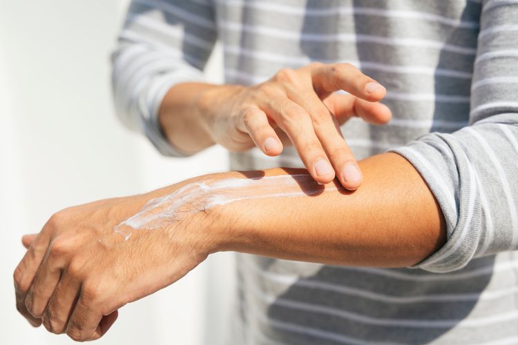 Penyebab kulit tangan mengelupas umumnya tidak berbahaya dan bisa diatasi dengan mengoleskan pelembap.