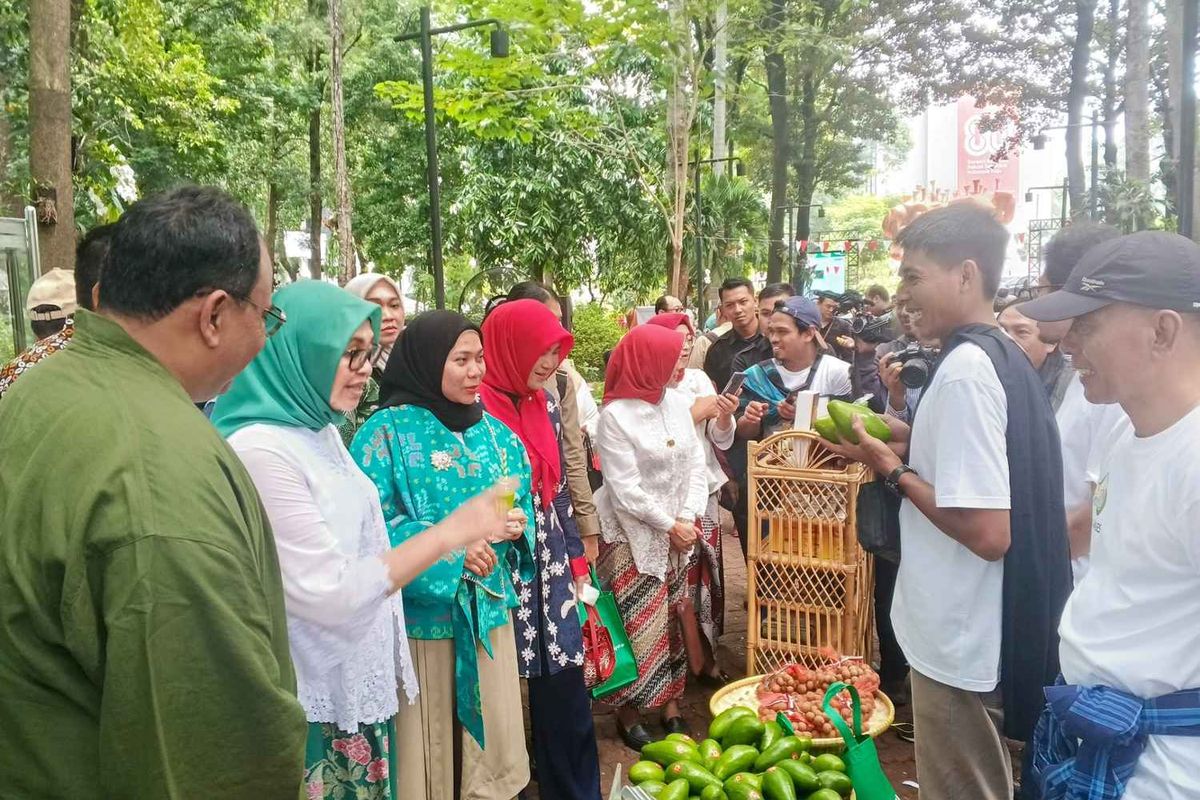 Wakil Menteri Kehutanan Indonesia, Sulaiman Umar di Pasar Rehabilitasi Hutan dan Lahan (RHL), Kementerian Perhutanan
