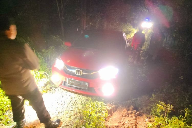 Polisi mengevakuasi mobil yang tersesat di hutan Padukuhan Petung, Kalurahan Giriwungu, Kapanewon Panggang, Gunungkidul. Minggu (22/1/2023) dinihari