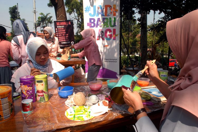 Ibu-ibu anggota komunitas Decor Home Lovers (DHL) merubah barang bekas menjadi berguna kembali dalam acara Gerakan #JadiBaruLagi di Sukabumi, Jawa Barat, Jumat (27/7/2018)