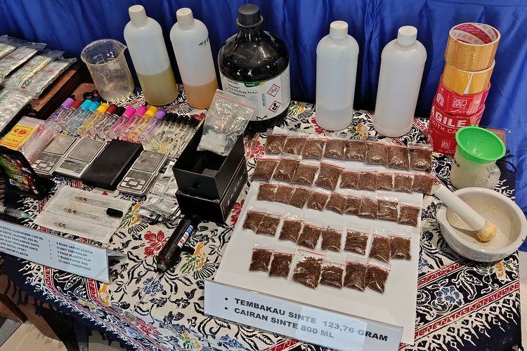 Polisi Bongkar Home Industry Tembakau Sintetis di Bekasi, 2 Pemuda Ditangkap