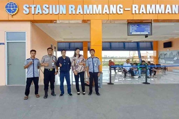 Pegawai BPKA Sulsel di Stasiun Rammang-Rammang