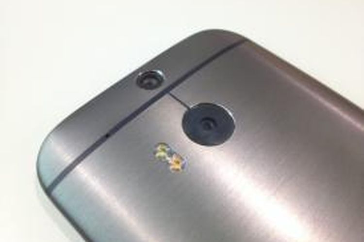 HTC One M8 dibekali dua kamera di belakang dan dua lampu kilat LED