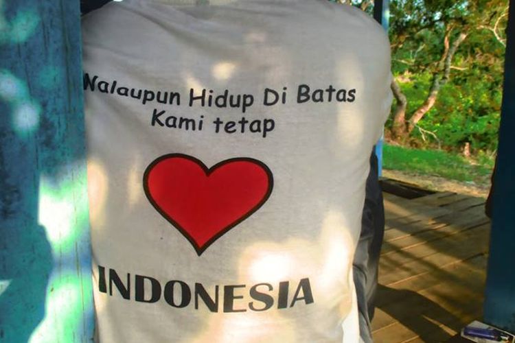 Seorang warga Jagoi mengenakan kaos cinta Indonesia.