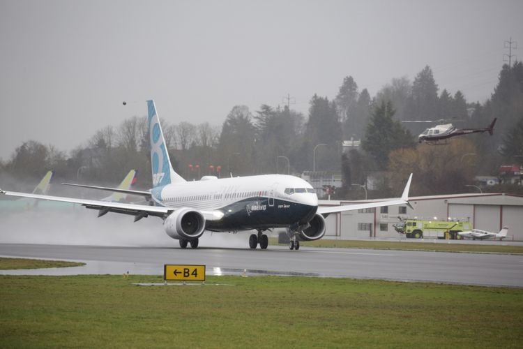 Pesawat generasi terbaru Boeing 737 MAX 8 saat terbang untuk pertama kalinya di Renton, Washington, Amerika Serikat, 29 Januari 2016. Pesawat ini merupakan seri terbaru dan populer dengan fitur mesin hemat bahan bakar dan desain sayap yang diperbaharui.