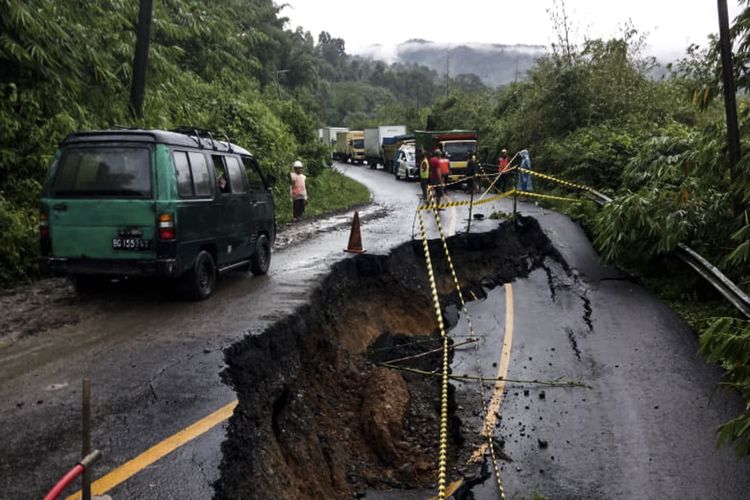 Lokasi longsor yang berada di Desa Lubuk Sepang, Kecamatan Pulau Pinang, Kabupaten Lahat, Sumatera Selatan, Sabtu (`3/2/2021). Akibat kejadian tersebut, akses jalan penghubung Lahat dan kota Pagaralam sempat terjadi kemacetan panjang.