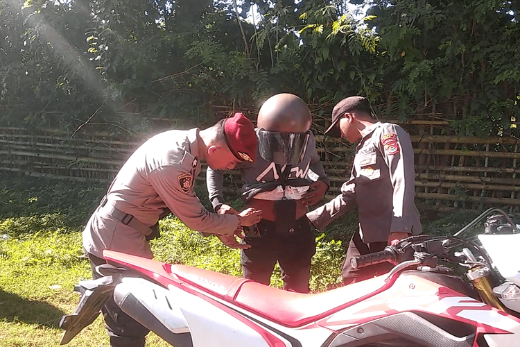 Personil gabungan saat melakukan pemeriksaan barang bawaan di pintu penyekatan saat PSU di Kecamatan Parado, Sabtu (24/2/2024).