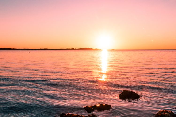 Ilustrasi pemandangan matahari terbit atau sunrise.