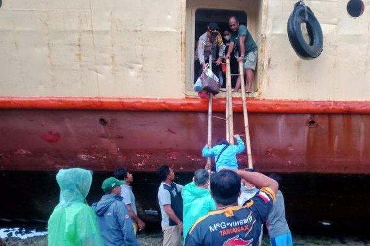 Penumpang KM Glorry Merry Tujuan Manado-Talaud dievakuasi di pesisir pantai Desa Moronge, Selasa (23/8/2022).