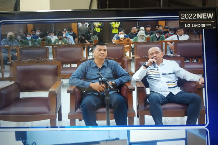 Ipda Tomser Kristianata (kiri) dan Ipda Munafri Bahtiar (kanan) bersaksi dalam persidangan obstruction of justice atau perintangan  penyidikan pembunuhan berencana Brigadir J dengan terdakwa Hendra Kurniawan dan Agus Nurpatria di Pengadilan Negeri Jakarta Selatan, Kamis (27/10/2022).