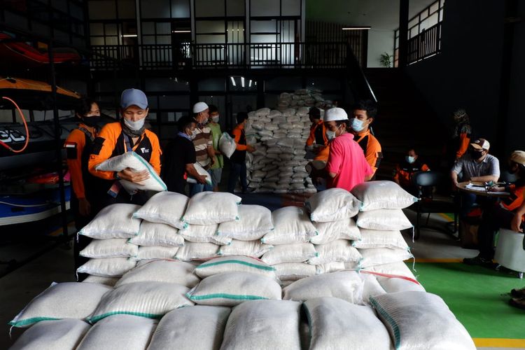 Tim Disaster Management Center (DMC) Dompet Dhuafa sedang menyiapkan 20 ton beras, 16 ton minyak berikut susu, terigu dan pelengkap paket sembako lainnya untuk dibagikan di Gudang Markas DMC, di Jalan Menjangan Raya, Ciputat Timur, Tangerang Selatan, Senin (27/4/2020).