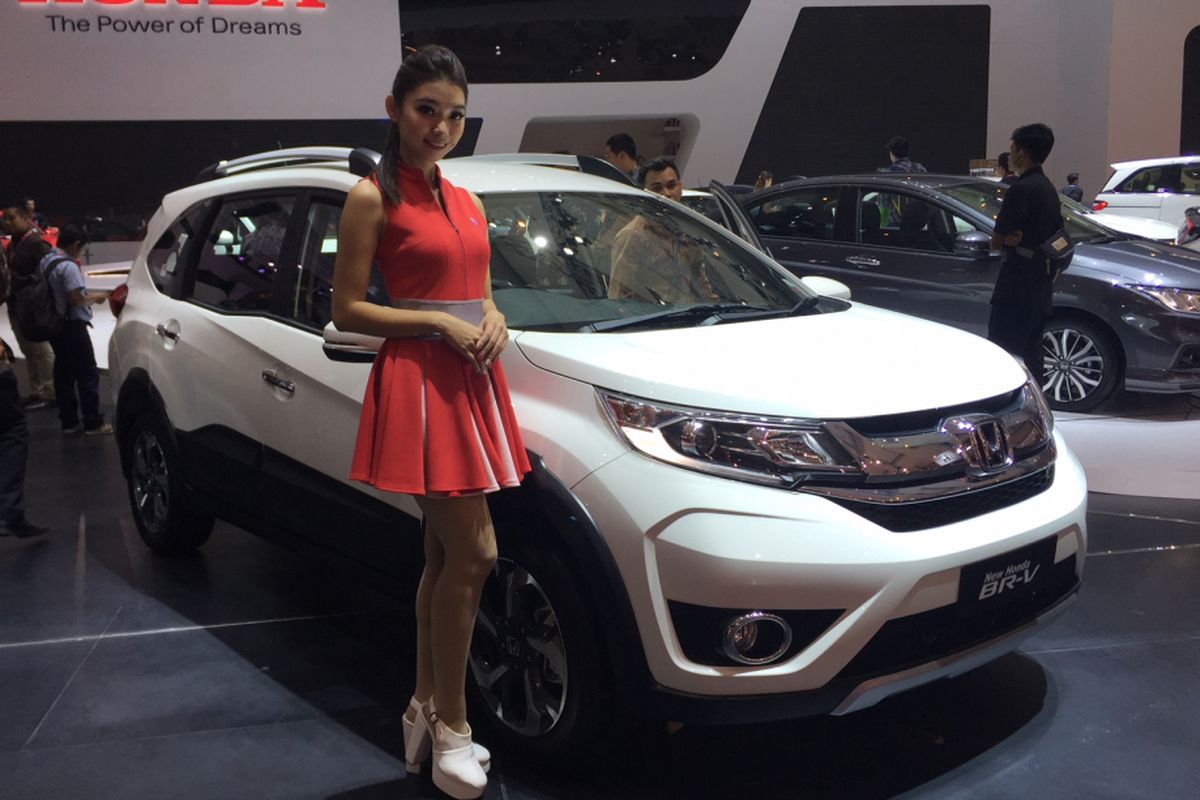 Honda BR-V mengalami penyegaran tampilan minor, terjadi ubahan pada desain bemper, dan beberapa detail lain.