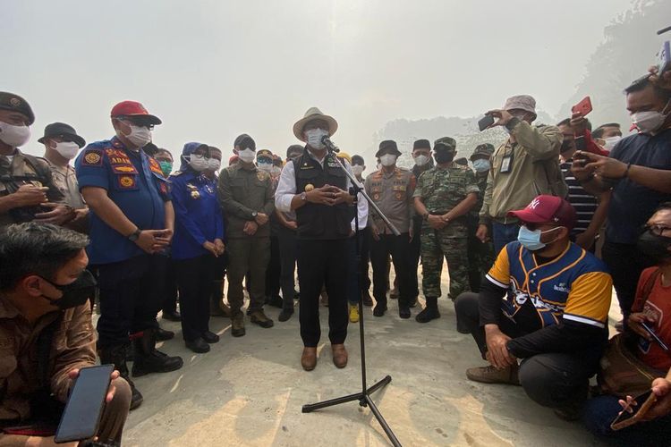 Gubernur Jawa Barat Ridwan Kamil saat meninjau kebakaran TPA Sarimukti, Kecamatan Cipatat, Kabupaten Bandung Barat, Jumat (25/8/2203).
