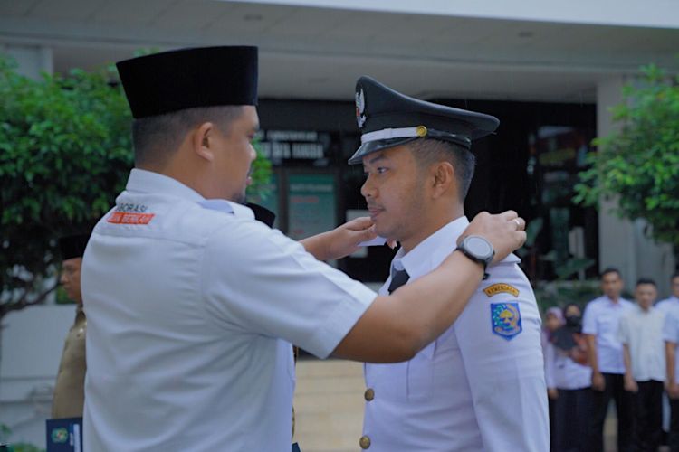 Wali Kota Medan Bobby Nasution menyampaikan amanat kepada beberapa pejabat tinggi dan pejabat administrasi saat melantik mereka di halaman tengah Balai Kota Medan, Rabu (16/11/2022).