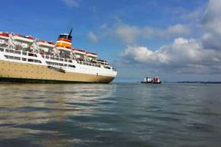 (foto PT Pelni).KM Lambelu yang mengangkut 576 penumpang saat ditarik dari lokasi kandas. KM Lambelu kandas di perairan Juata tarakan karena menghindari kapal tongkang.