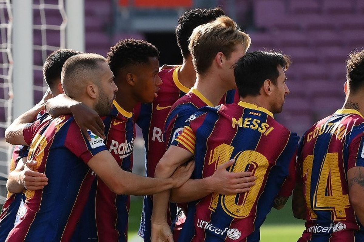 Para pemain Barcelona merayakan gol Ansu Fati pada laga El Clasico Liga Spanyol kontra Real Madrid di Stadion Camp Nou pada 24 Oktober 2020.