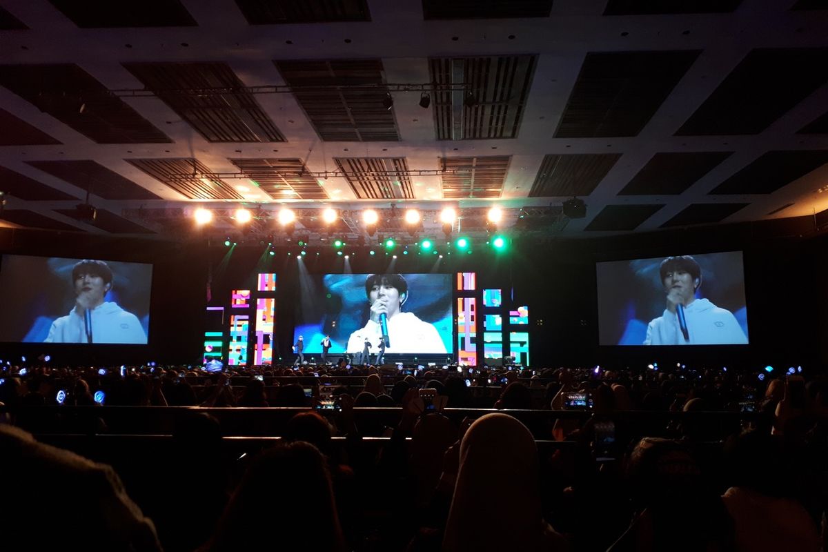 Bintang idola Ha Sungwoon tampil di acara fan meeting sebagai artis solo di The Kasablanka Hall, Kota Kasablanka, Jakarta Selatan, Sabtu (22/6/2019).