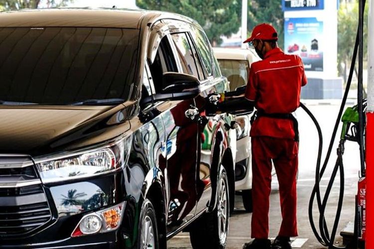 Ilustrasi mobil yang melakukan pengisian bahan bakar di SPBU.